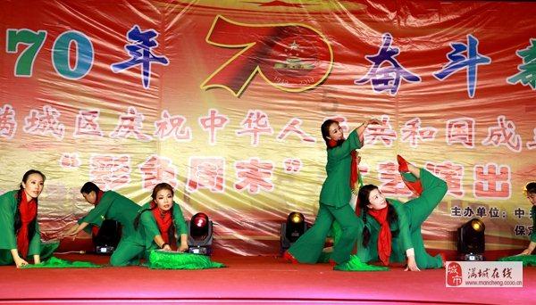 铲屎官堆了个雪人想给狗子一个惊喜，没想到吓退“四壮汉”...